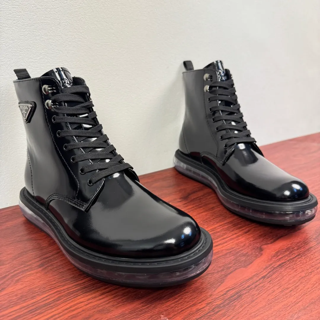 Batch 1020 Prada/Prada classic men's high-top air-cushion casual leather shoes, business formal leather shoes! Exclusive new air-cushion short boots for autumn and winter. Made in Guangdong, please pay attention to the details and pursue high quality. Italian original open-edge bead/matte calfskin styles are available. Low-key luxury, geometric tailoring, motorcycle imported from Germany, precision stitching, simple glossy surface, classic European and American style, clear water chestnuts, extended lace-up upper to better fit the shape of the foot, classic silver metal triangle logo details on the side, simple glossy surface, standard formal wear, full calfskin interior, exclusive gold label foot pads from P family, heel webbing heel, upper foot is stable and comfortable, original ultra-soft air cushion outsole, silver label PRADA letter logo decoration on the heel, rubber bottom layer wrapping, high comfort Excellent anti-slip performance, stitching technology, no slipping off the sole, more durable, 3.5CM thick sole, more adaptable, can enter and exit various occasions, fine workmanship, clear edges and corners of the shoe shape, perfect as a work of art, quality assurance, complete package! Size: 38-39-40-41-42-43-44 Leather shoe size Item number: 2TG242 Open edge beads